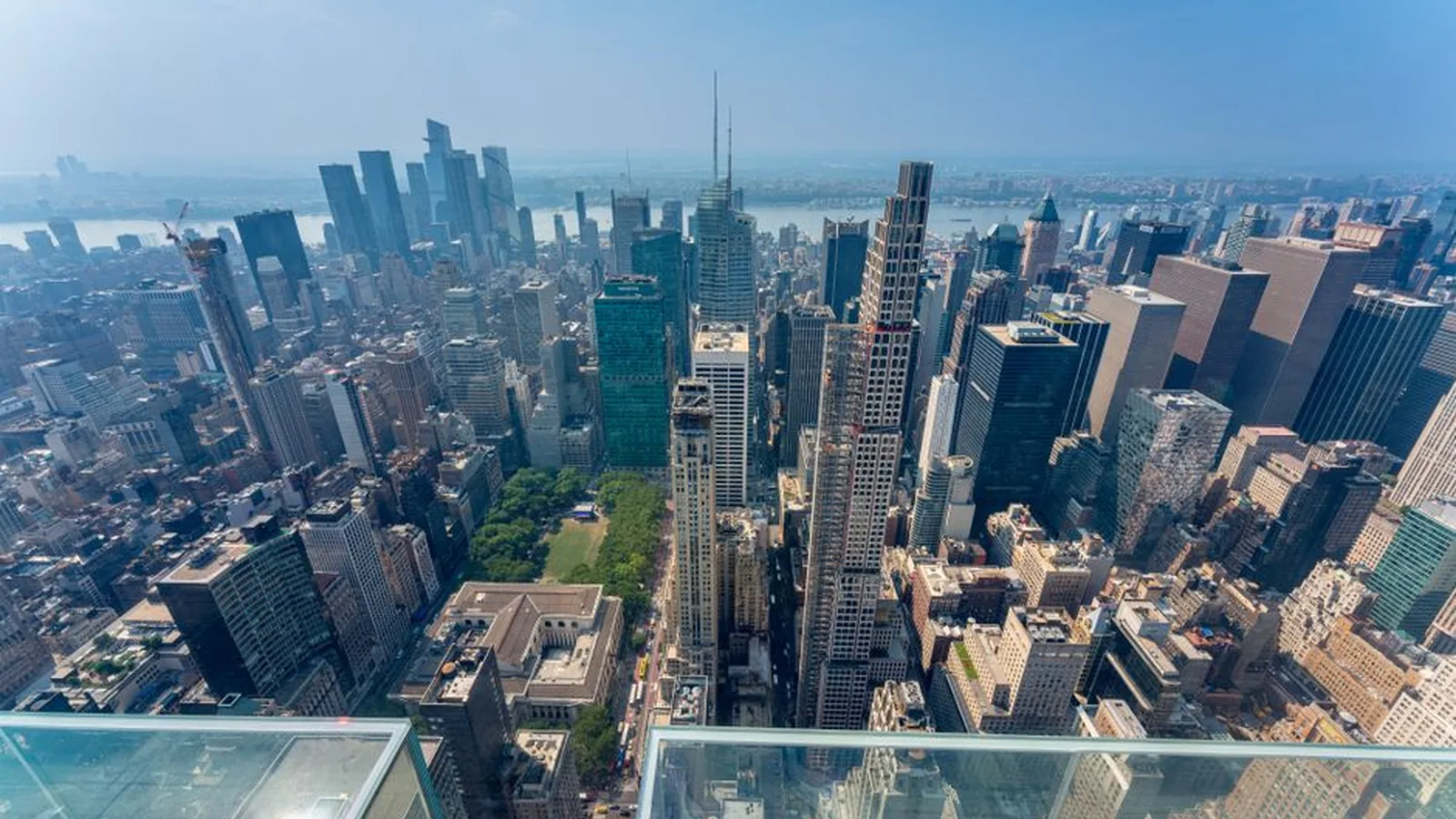 Top 5 Rooftop Bars in NYC With Stunning Manhattan Views